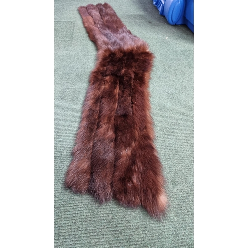 92 - Fine quality real mink fur scarf shawl in excellent condition. Presenting a good dark brown shiny st... 