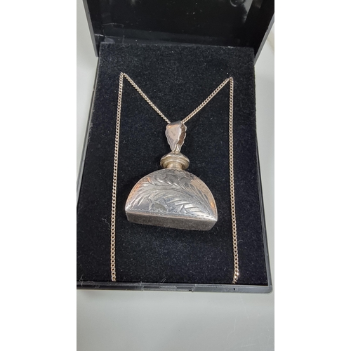 417 - 925 silver scent bottle pendant, with a screw off lid set on a 925 silver chain scent bottle is also... 