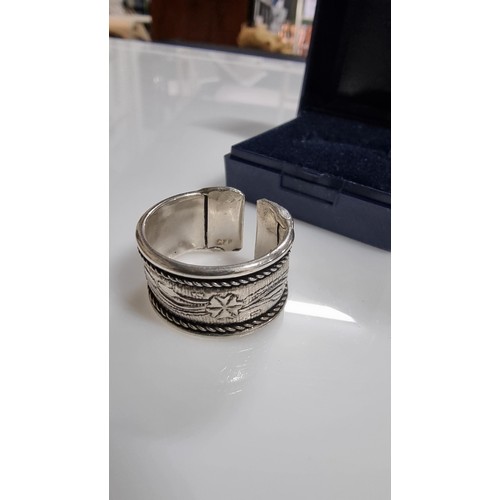 236 - Good chunky 925 Silver Men's expandable ring in good clean condition. From size R & up. Weight 5.2g.