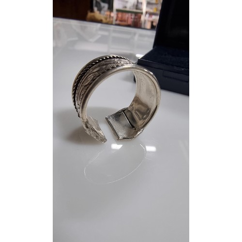 236 - Good chunky 925 Silver Men's expandable ring in good clean condition. From size R & up. Weight 5.2g.