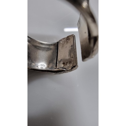 236 - Good chunky 925 Silver Men's expandable ring in good clean condition. From size R & up. Weight 5.2g.