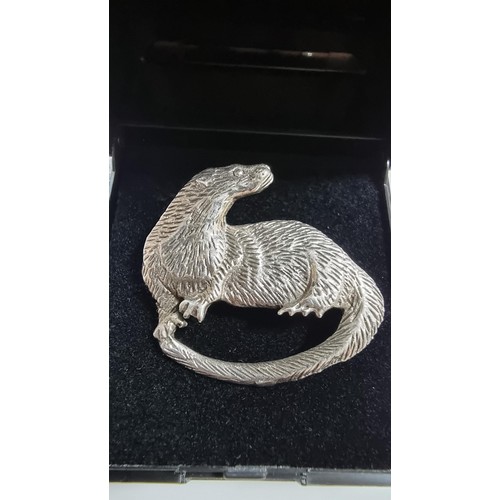 239 - Good quality 925 Silver otter formed brooch in good condition, marked 925. Length 3cm, height 2.7cm.