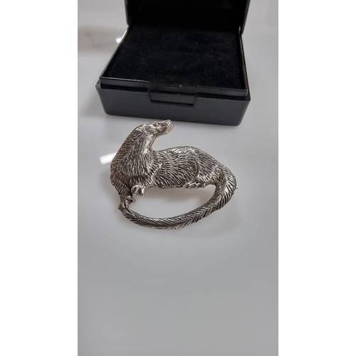 239 - Good quality 925 Silver otter formed brooch in good condition, marked 925. Length 3cm, height 2.7cm.