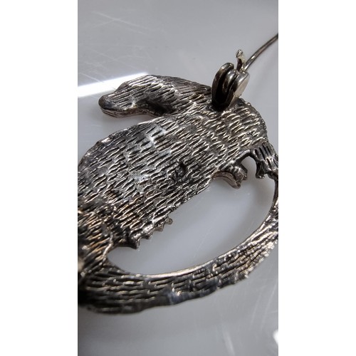 239 - Good quality 925 Silver otter formed brooch in good condition, marked 925. Length 3cm, height 2.7cm.