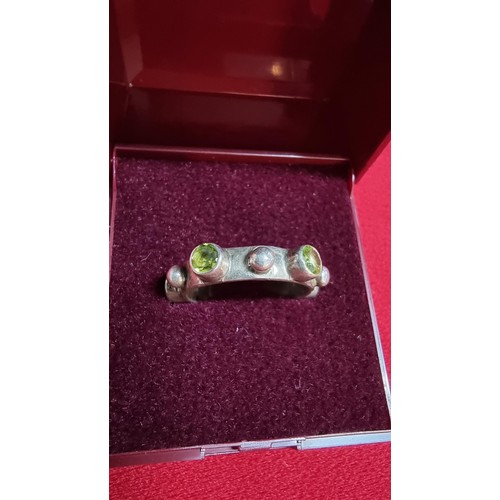 261 - Unusually designed 925 silver ring inset with 5 Peridot gemstones in good condition - size L, all ge... 