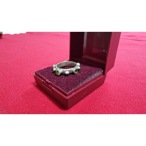 261 - Unusually designed 925 silver ring inset with 5 Peridot gemstones in good condition - size L, all ge... 