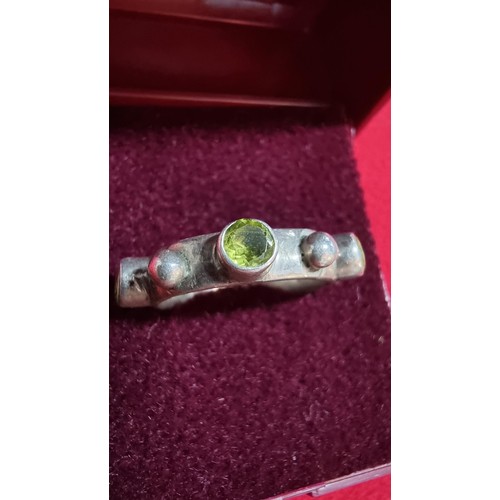 261 - Unusually designed 925 silver ring inset with 5 Peridot gemstones in good condition - size L, all ge... 