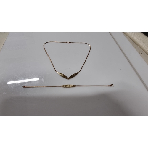 301 - Matching 9ct gold jewellery set inc a necklace and bracelet in good clean condition and displays wel... 