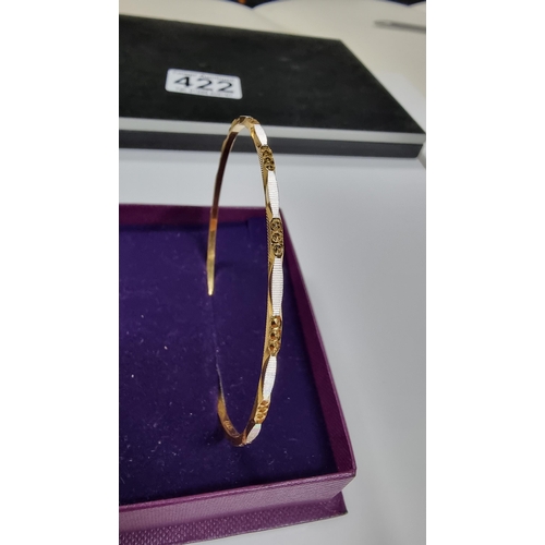 305 - 18ct solid gold bangle with a special cut design to reflect the light in excellent clean condition t... 