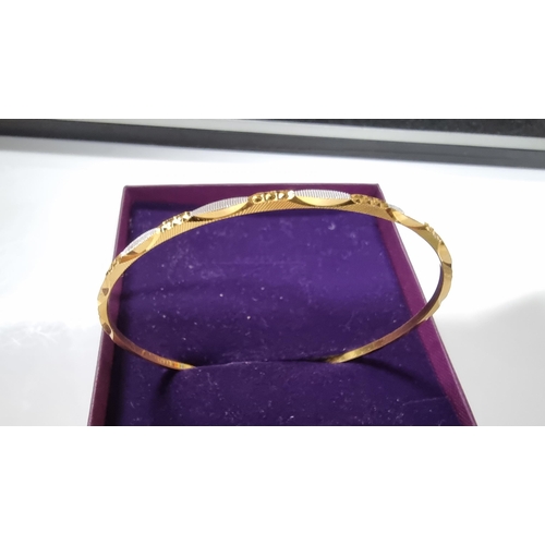 305 - 18ct solid gold bangle with a special cut design to reflect the light in excellent clean condition t... 