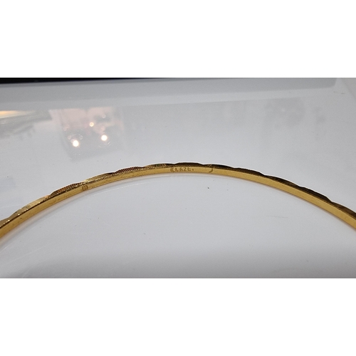 305 - 18ct solid gold bangle with a special cut design to reflect the light in excellent clean condition t... 