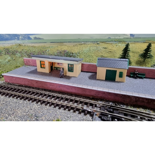 491 - Very well done N gauge train layout diorama, fitted in a good quality metal case presenting excellen... 