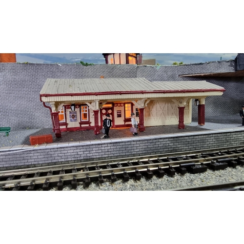 491 - Very well done N gauge train layout diorama, fitted in a good quality metal case presenting excellen... 