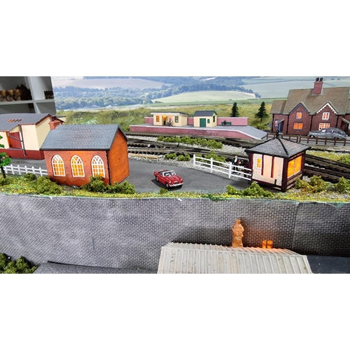 491 - Very well done N gauge train layout diorama, fitted in a good quality metal case presenting excellen... 