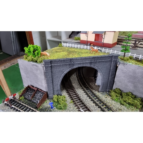 491 - Very well done N gauge train layout diorama, fitted in a good quality metal case presenting excellen... 