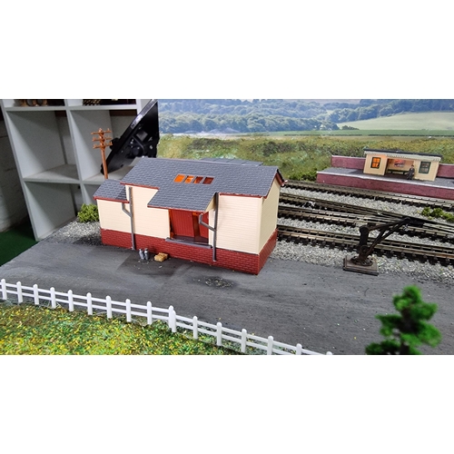 491 - Very well done N gauge train layout diorama, fitted in a good quality metal case presenting excellen... 