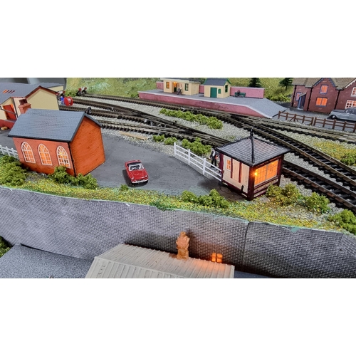 491 - Very well done N gauge train layout diorama, fitted in a good quality metal case presenting excellen... 