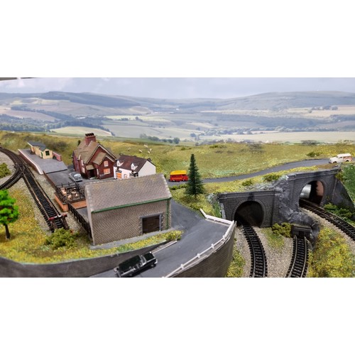 491 - Very well done N gauge train layout diorama, fitted in a good quality metal case presenting excellen... 