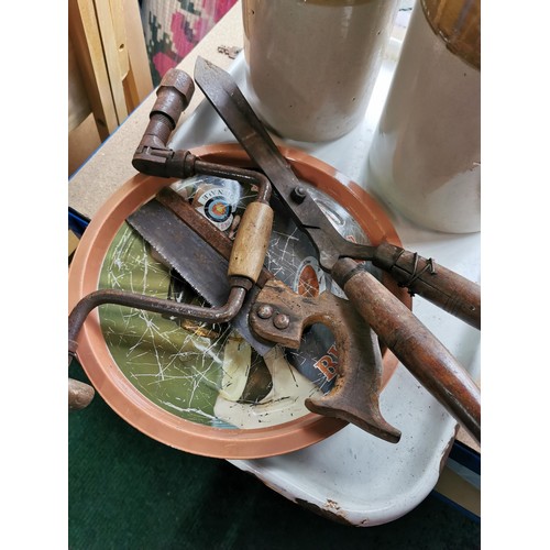 16 - 2x earthenware storage jars along with a large enamel tray with a quantity of tools. Tray measures 5... 