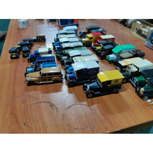 129 - Collection of 33x vintage toys inc Matchbox and Lledo, majority of advertising lorries, advertising ... 