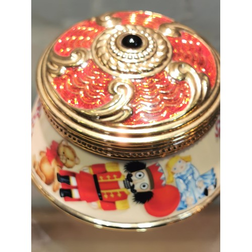 188 - Collection of 2x music boxes inc Heights of Fancy which is a gilded butterfly box, butterflies to th... 