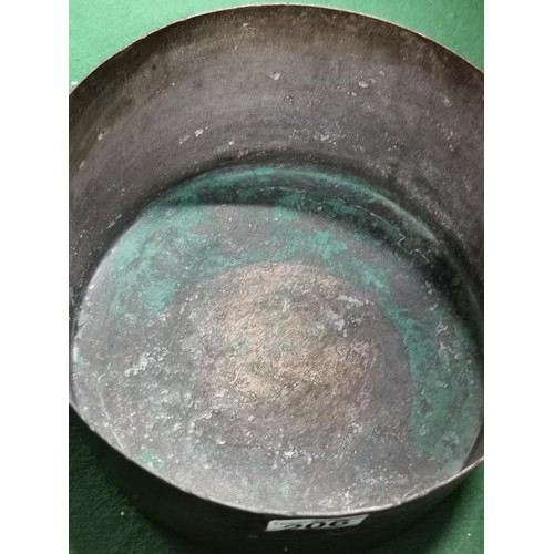 206 - Heavy Duty copper dove tailed victorian pan in very good condition, marked 1 to the handle. 25cm dia... 