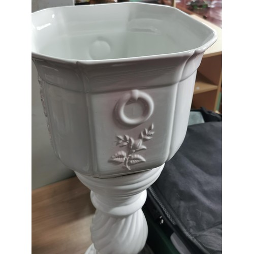 409 - Jardinier stand with detachable planter stands 64cm high, planter has a diameter of 23cm