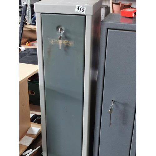 410 - 2x Lockable steel cabinets, 1 with a quantity of shooting accessories inc shellbelt, gun cleaning eq... 