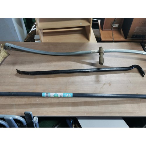 414 - Small quantity of tools inc a crowbar, aluminium Sithe and a Dutch hoe. Crowbar measures 93cm