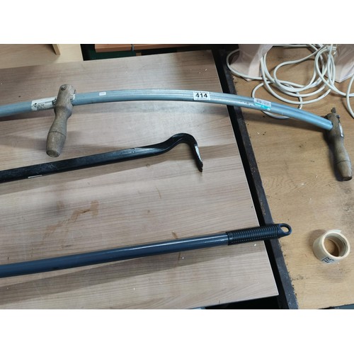 414 - Small quantity of tools inc a crowbar, aluminium Sithe and a Dutch hoe. Crowbar measures 93cm