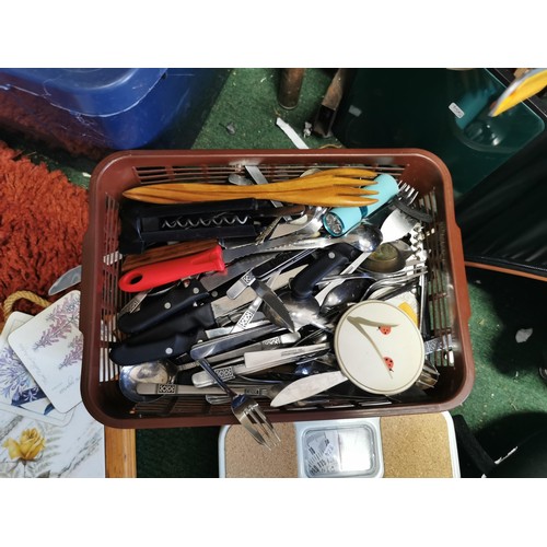 463 - Joblot of kitchenalia inc toaster, bread bin, place mats, weighing scales etc