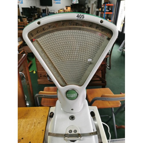 405 - Vintage Avery shop scales weighing upto 3 pounds, in good order