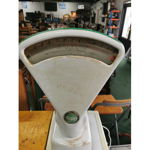 405 - Vintage Avery shop scales weighing upto 3 pounds, in good order