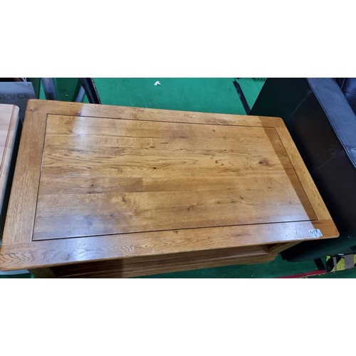 479b - Well made solid oak coffee table chunky design in very good condition very nice grain to the top, he... 