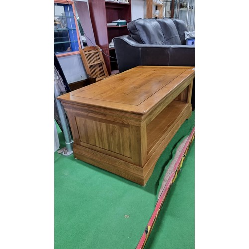 479b - Well made solid oak coffee table chunky design in very good condition very nice grain to the top, he... 