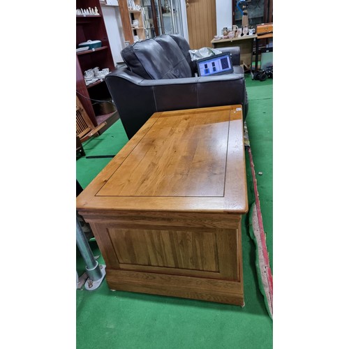 479b - Well made solid oak coffee table chunky design in very good condition very nice grain to the top, he... 