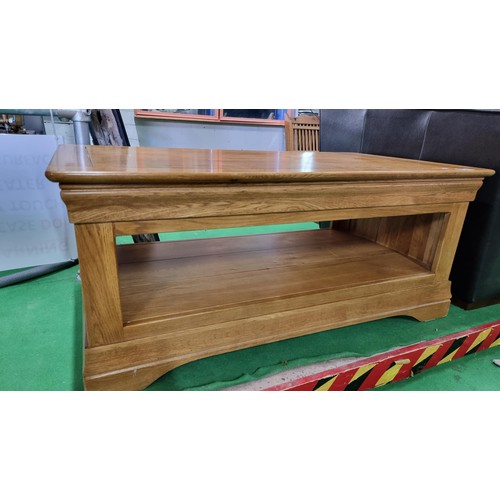 479b - Well made solid oak coffee table chunky design in very good condition very nice grain to the top, he... 