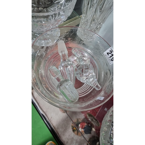 219 - Quantity of crystal glass items including 2x crystal glass vases, etched crystal glass bowl with a b... 