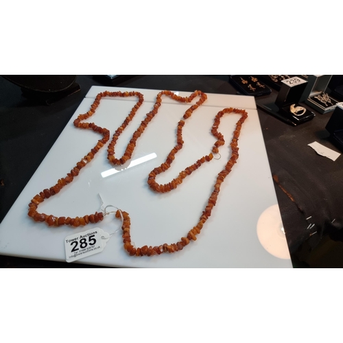 285 - Very long necklace with various amber beaded chips. in good clean condition. Total length of 100cm o... 