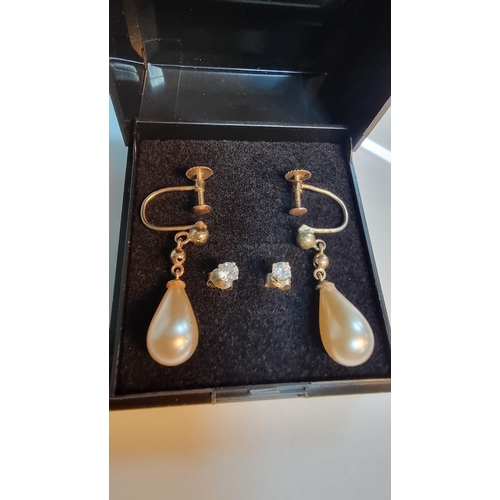 313 - 2x pairs of 9ct. gold earring inc. pair of drop earrings with screw backs & faux pearl and pair of C... 