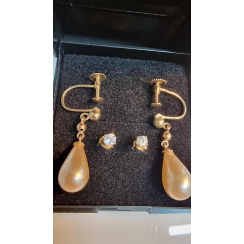 313 - 2x pairs of 9ct. gold earring inc. pair of drop earrings with screw backs & faux pearl and pair of C... 