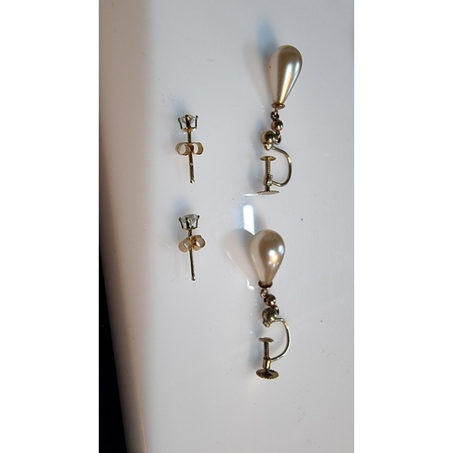 313 - 2x pairs of 9ct. gold earring inc. pair of drop earrings with screw backs & faux pearl and pair of C... 