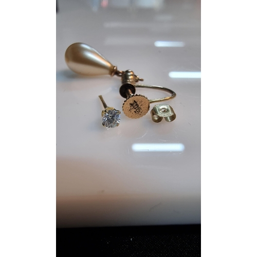 313 - 2x pairs of 9ct. gold earring inc. pair of drop earrings with screw backs & faux pearl and pair of C... 