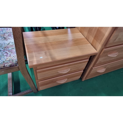 482 - Modern oak effect three drawer chest with a matching two drawer bedside chest. Both in excellent cle... 