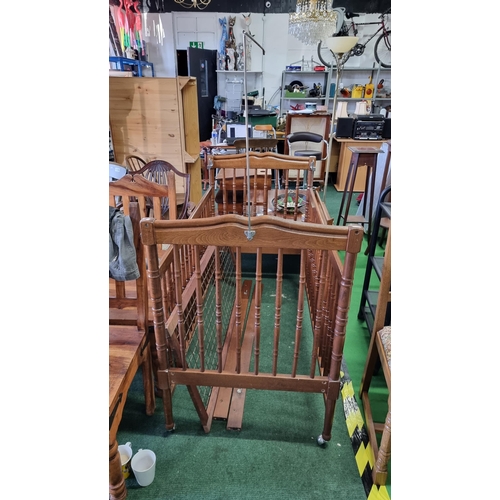 497 - Early vintage solid oak cot with height adjustable sides & metal bracket for mobile, fully complete.... 