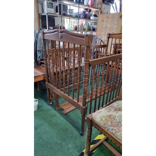 497 - Early vintage solid oak cot with height adjustable sides & metal bracket for mobile, fully complete.... 