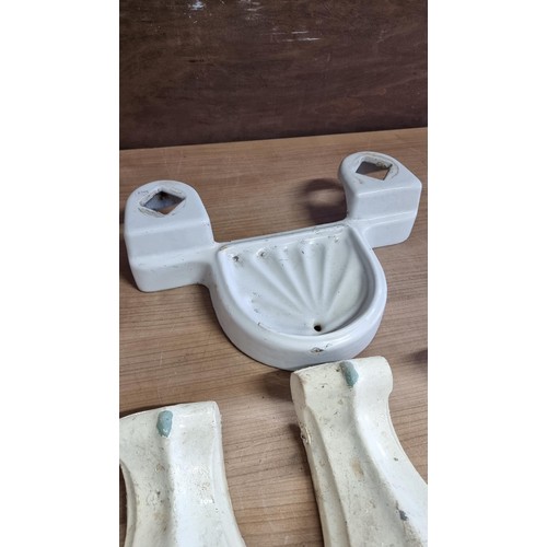 37 - 4x antique cast iron bath feet along with an enamelled cast iron soap dish attachment for a sink, fe... 