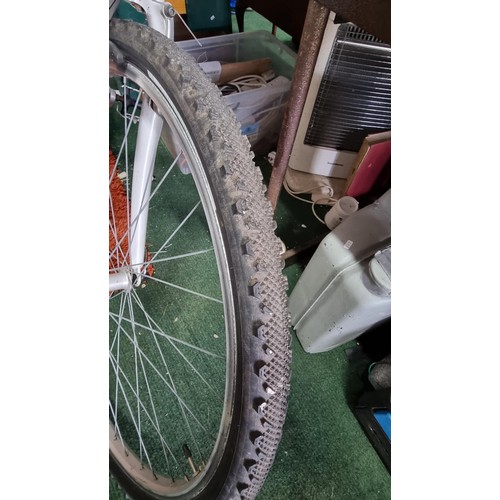 65 - Good quality mountain bike by Gary Fisher Tiburon 21 speed, in excellent clean condition with an alu... 