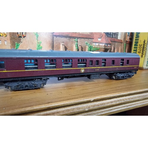 264 - Vintage Lima Italy locomotive and carriages HO gauge locomotive number 4683