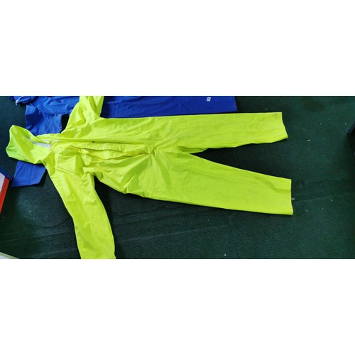 130 - 2x large waterproof hooded overalls, 1x in yellow and 1x in blue